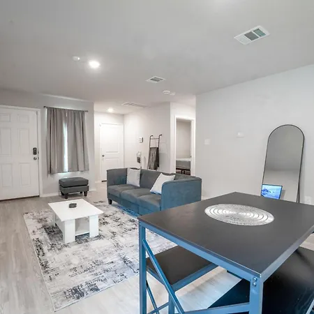 Chic Home Near Botanical Garden
